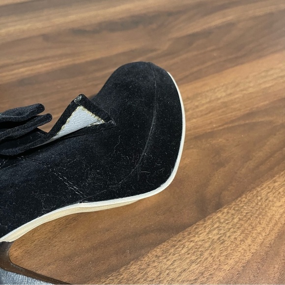 Black velvet  shoe with strap, woman's size 4, euro size 35​​​​​​ - Picture 11 of 11